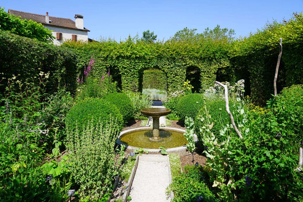 vacances d’été 2024 : cette commune labellisée « plus beau village de france » possède aussi un « jardin remarquable »