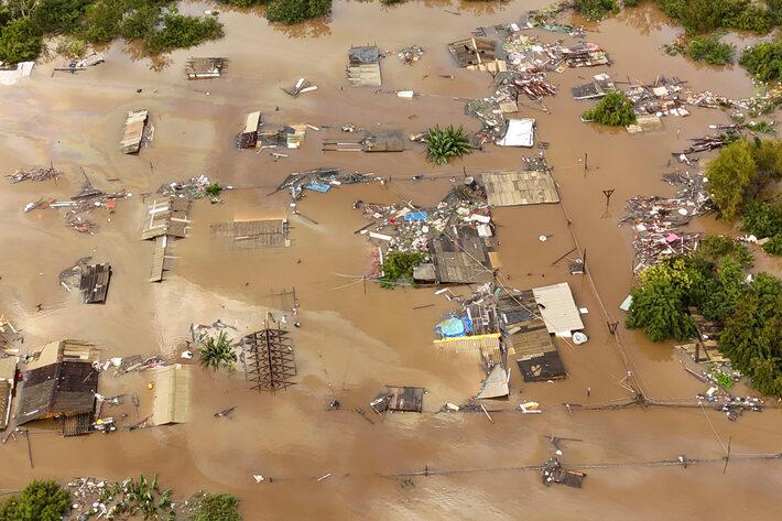 Imagem area mostra o bairro Navegantes, em Porto Alegre, completamente inundado aps temporal Foto: CARLOS FABAL