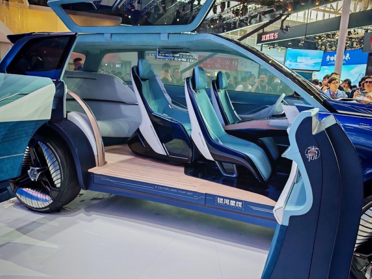 geely unveils starship flagship suv at beijing auto show