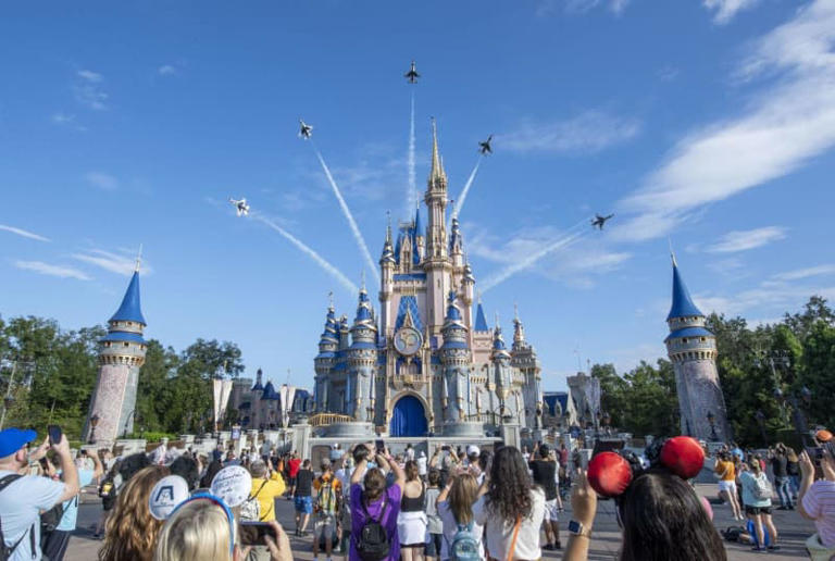 The United States Air Force Air Demonstration Squadron, known as the Thunderbirds, fly over Cinderella's Castle in the Magic Kingdom Park, Walt Disney World, Fla., Oct. 27, 2022.  ©Staff Sgt. Andrew Sarver / U.S. Air Force photo