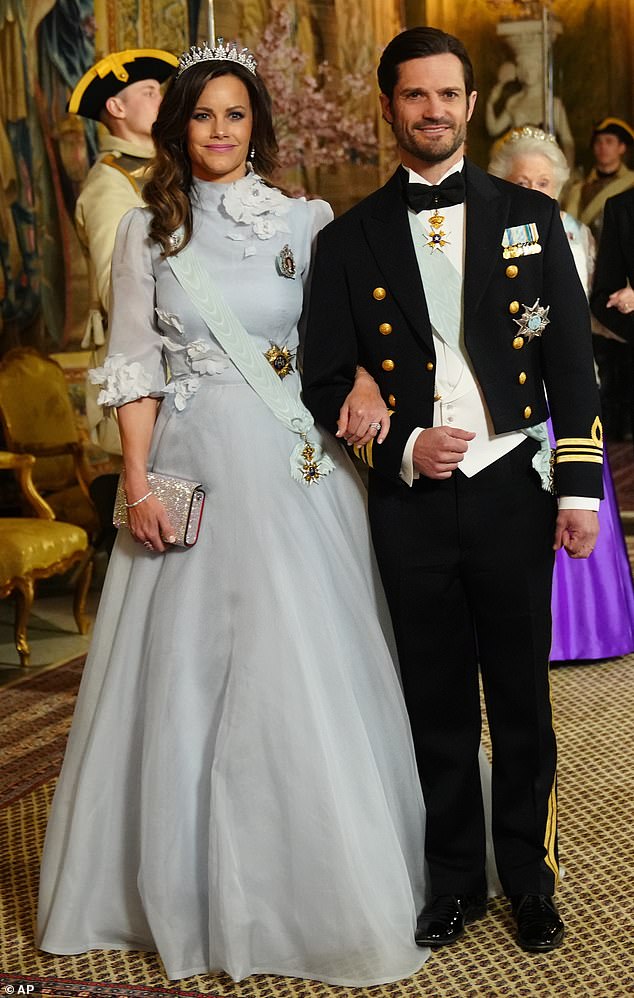 queen mary of denmark and king frederik attend gala dinner