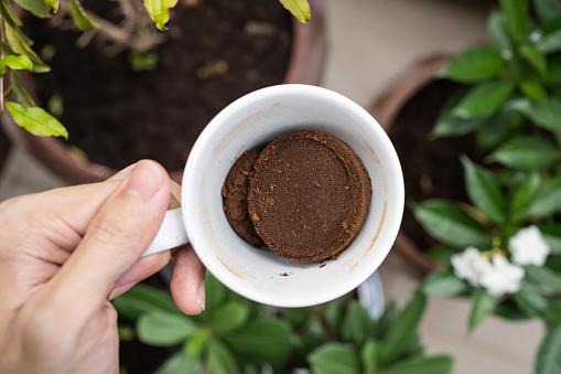 4 maneiras de reaproveitar o pó de café em sua casa