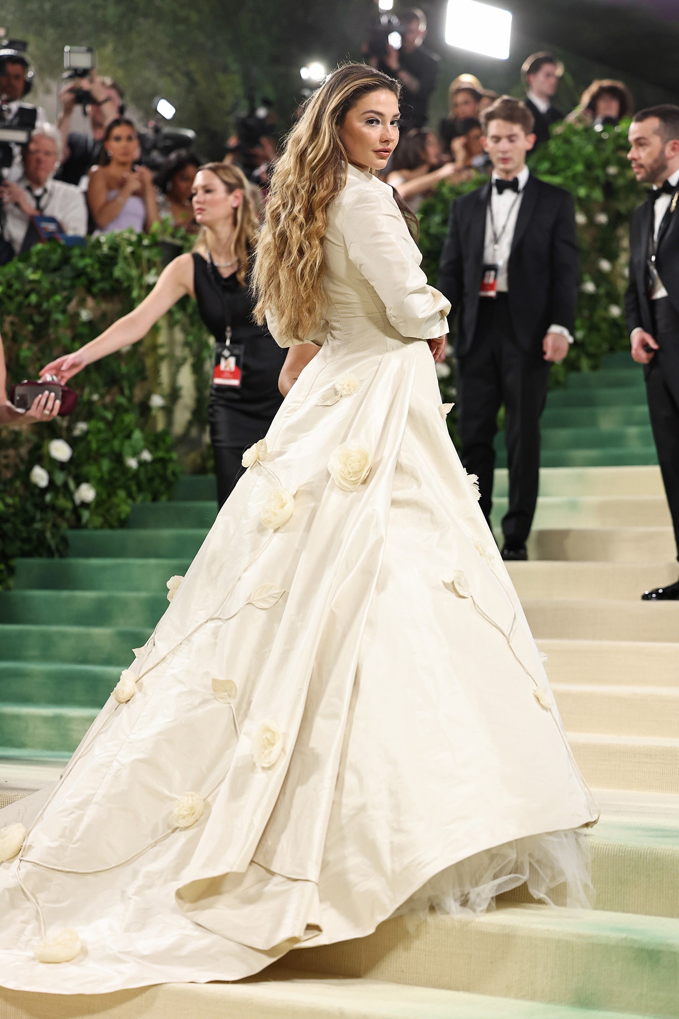 rosalía, elegantísima con vestido de dior y tocado de redecilla (y a pocos metros de rauw alejandro) en la met gala 2024