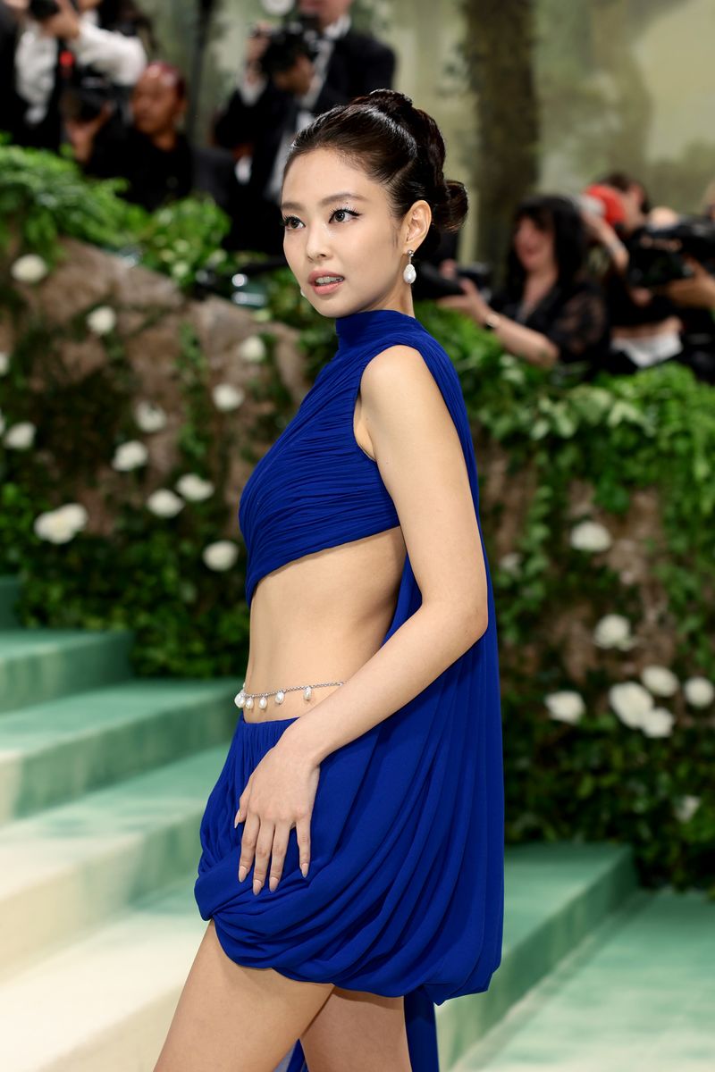 jennie kim’s torso reveal on the 2024 met gala red carpet is a master class in confidence