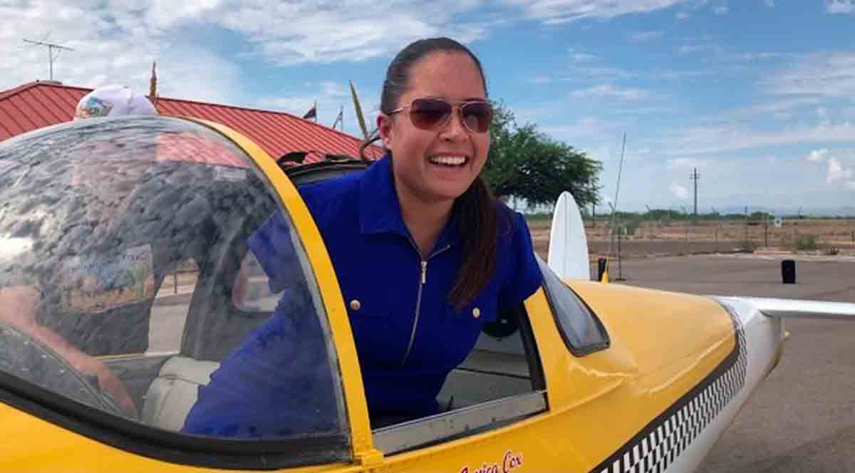 video: kvinde bliver den første armlose pilot i luftfartens historie