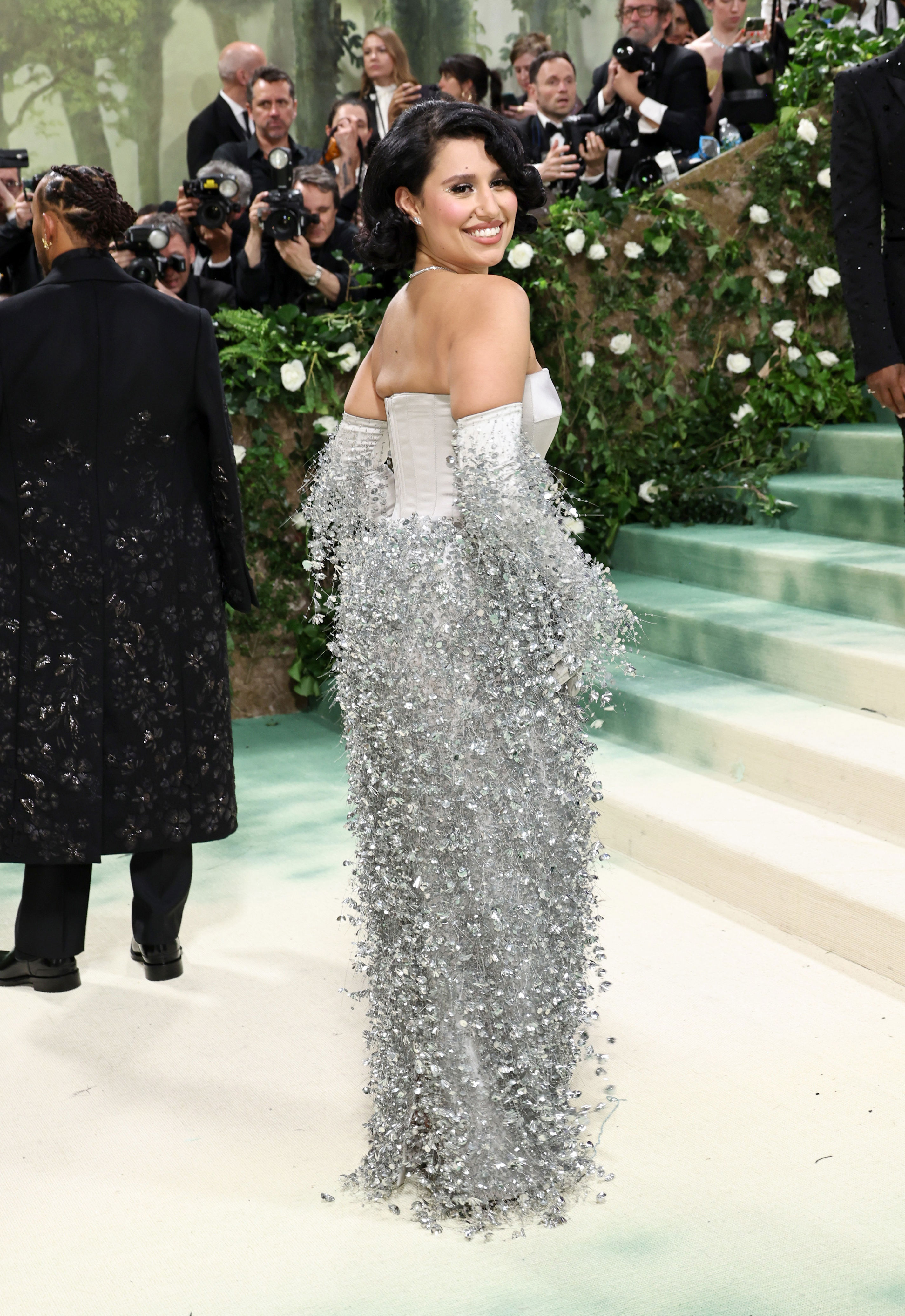 camila cabello deslumbra en la met gala 2024 con un vestido metalizado y una bolsa de hielo (sí, hielo)