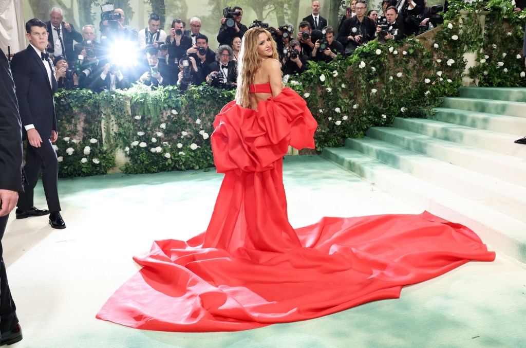 shakira is a vision in red at 2024 met gala