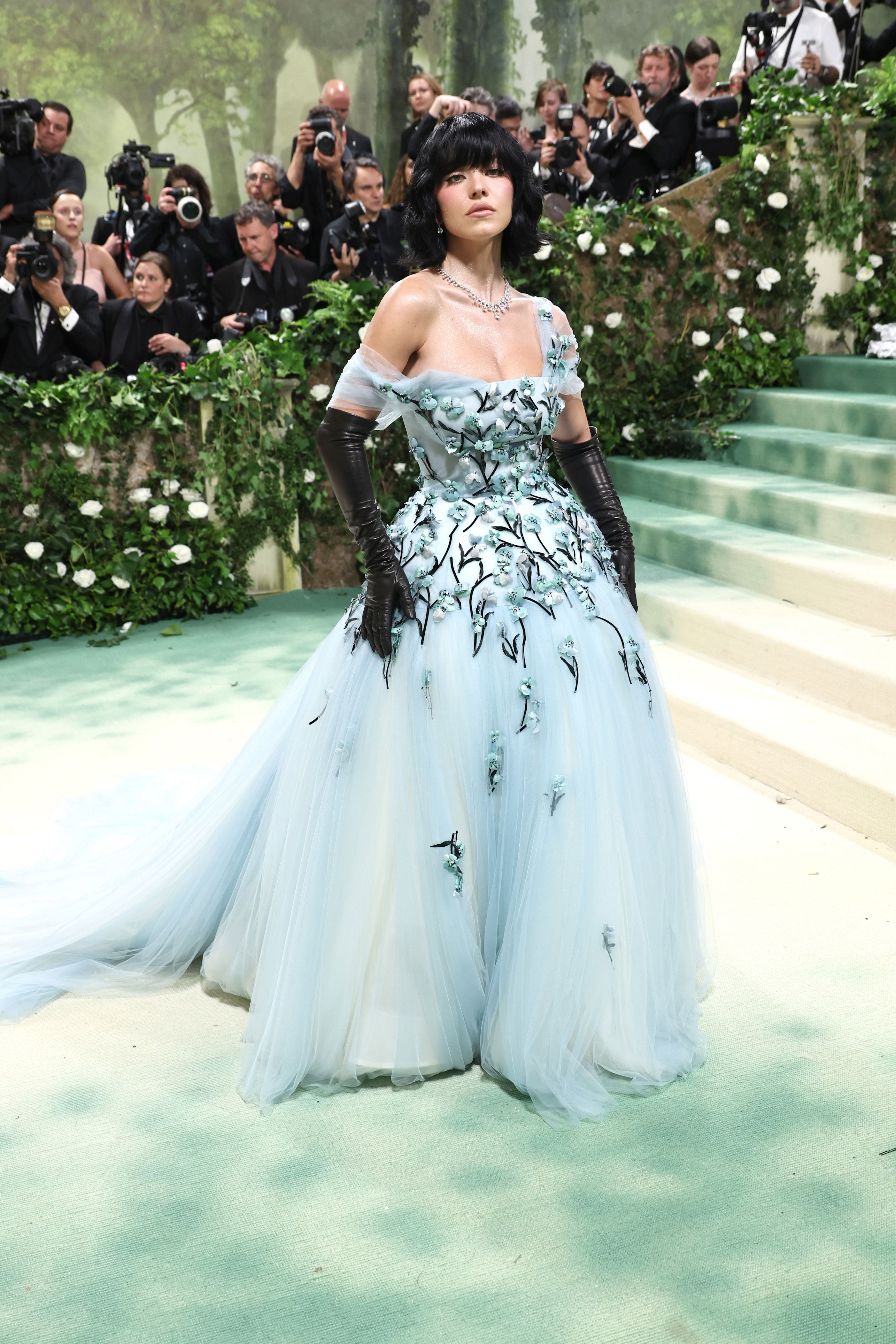 demi lovato es una reina de hielo en la met gala 2024 con un impresionante vestido