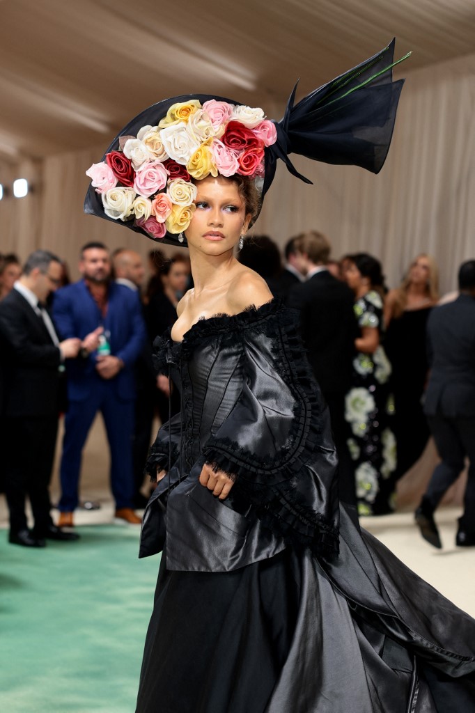 ¿y rihanna? zendaya cierra la met gala 2024 con impresionante sombrero de ramo de flores