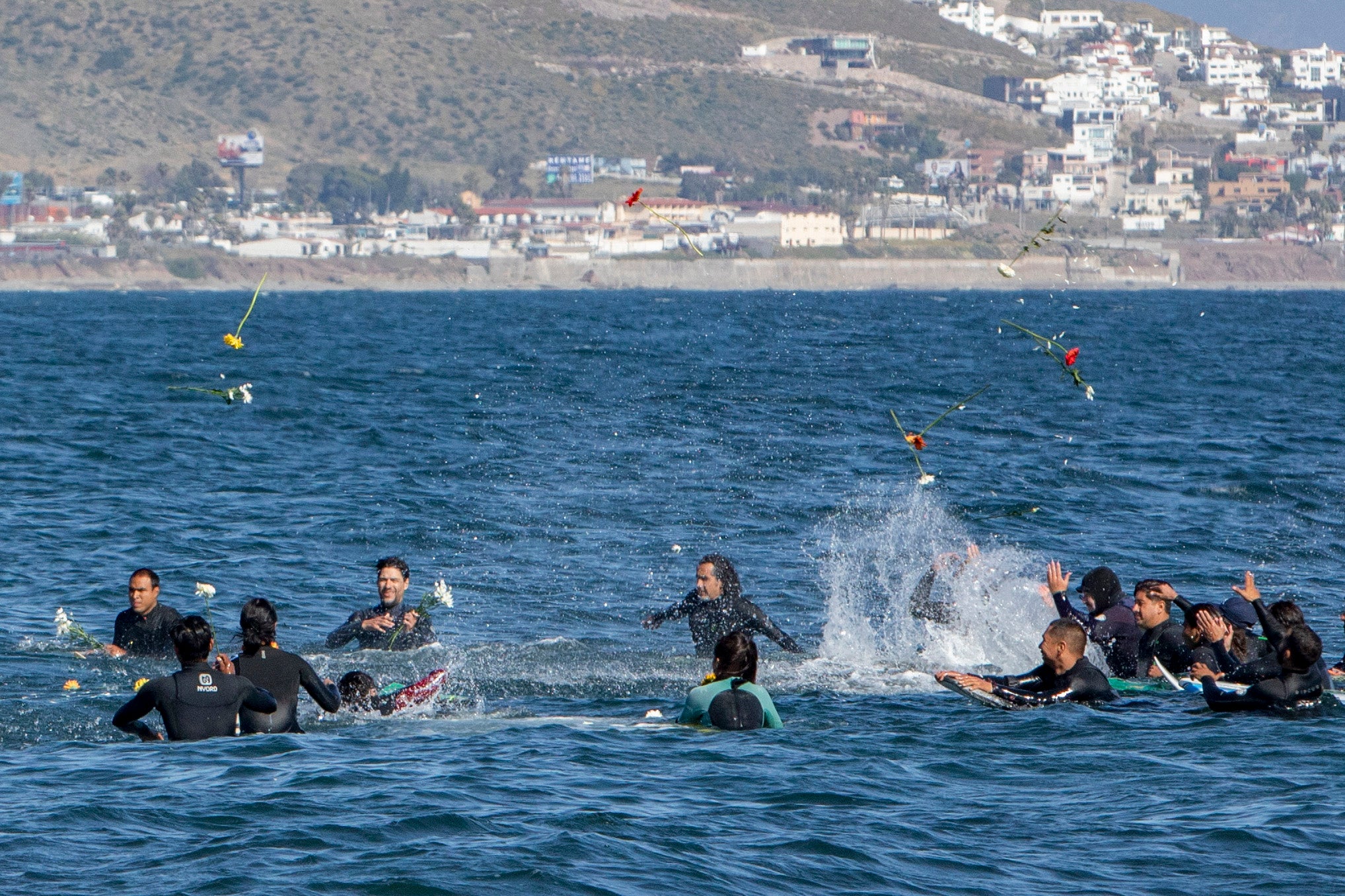 surfistas salen a las calles para exigir justicia tras caso de turistas asesinados en ensenada
