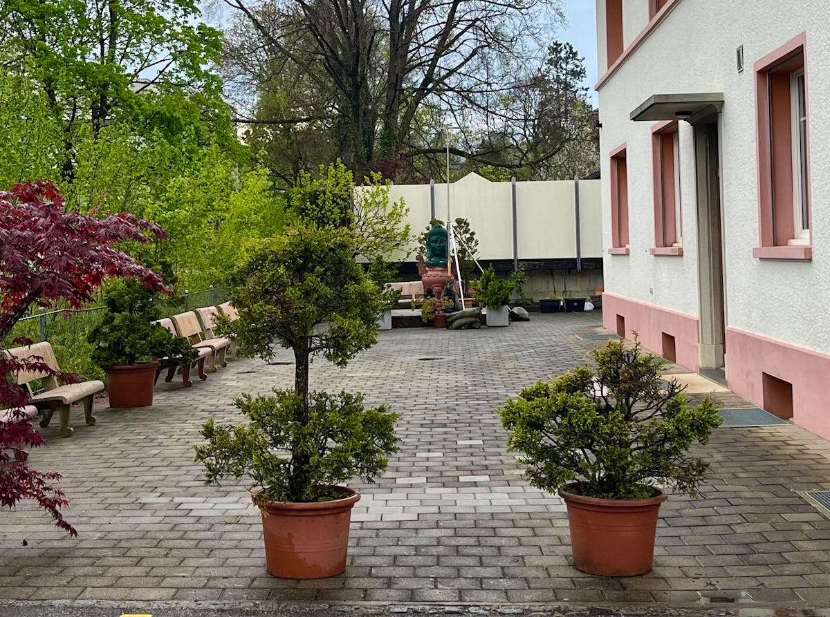buddhistische statue im nachbargarten sorgt für jahrelangen streit
