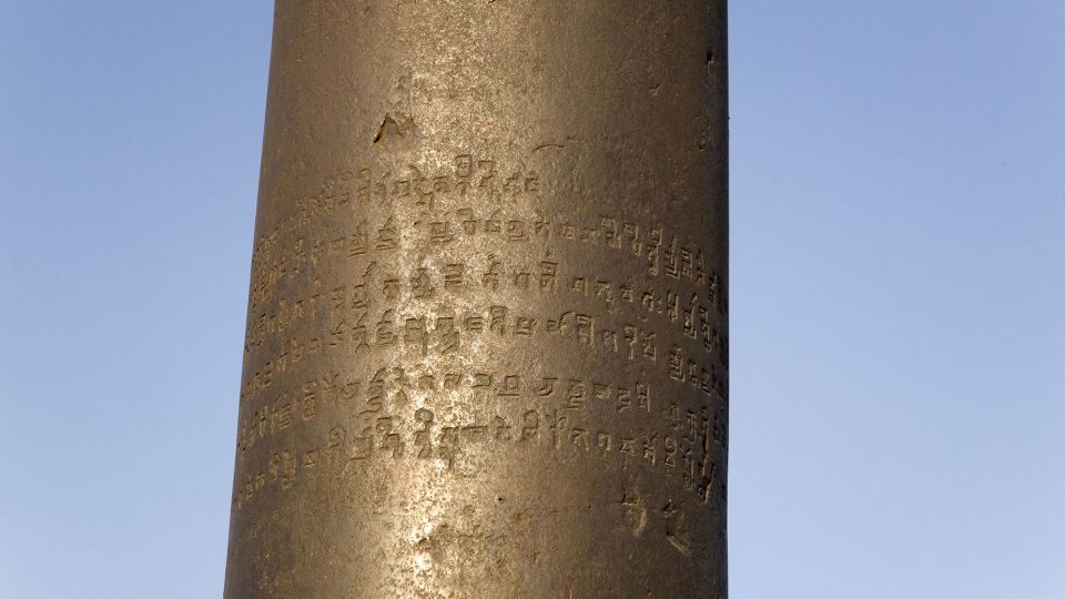this mysterious iron pillar in india has been exposed to the elements for over 1,600 years. so why hasn’t it ever rusted?