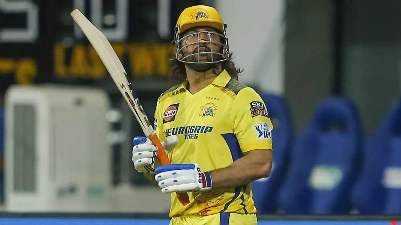ipl: leg-muscle tear forcing ms dhoni to bat down the order