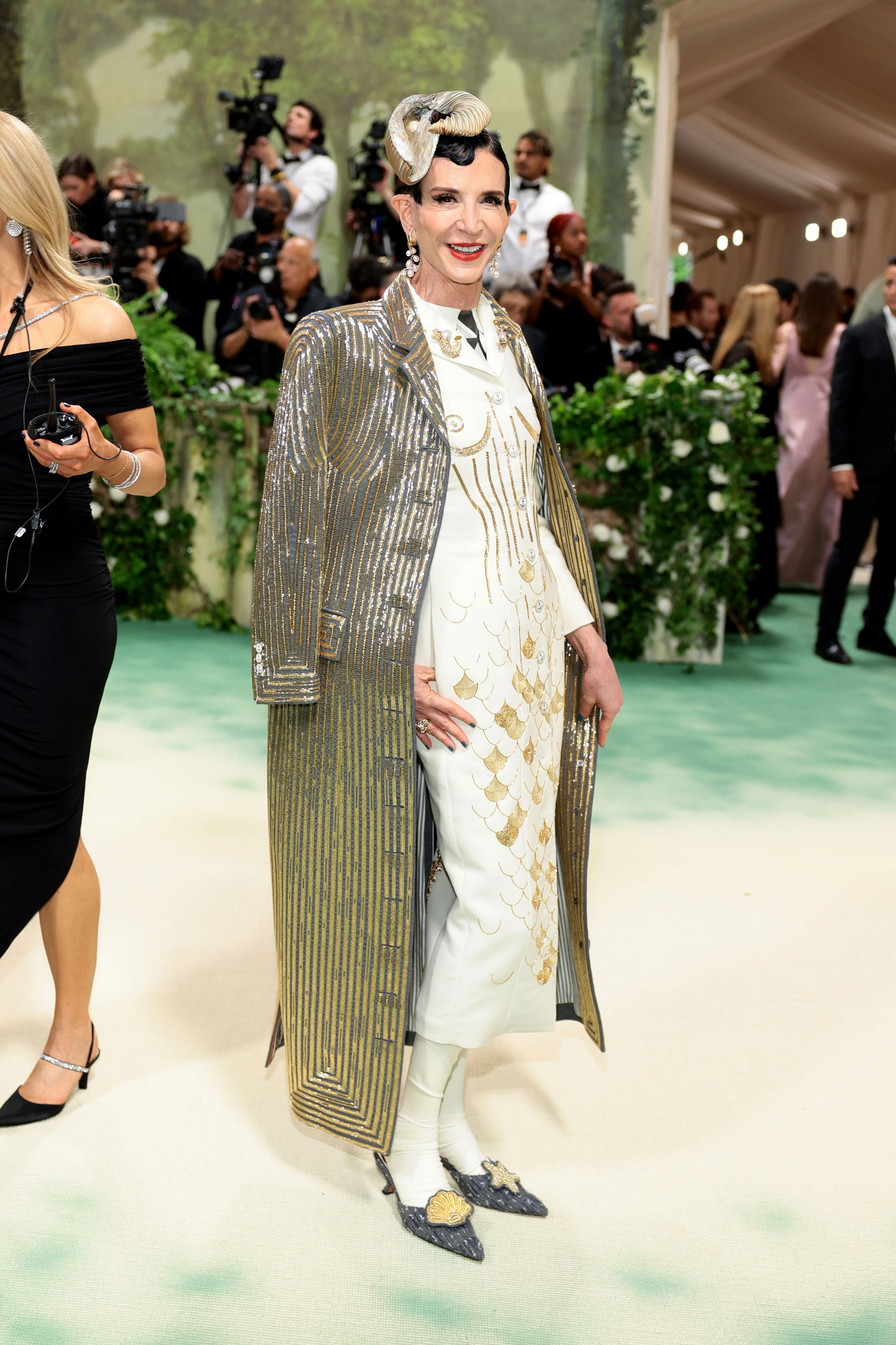 camila morrone lleva la tendencia de blusas victorianas en la met gala 2024