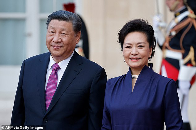 china's president xi jinping and wife attend state banquet in paris