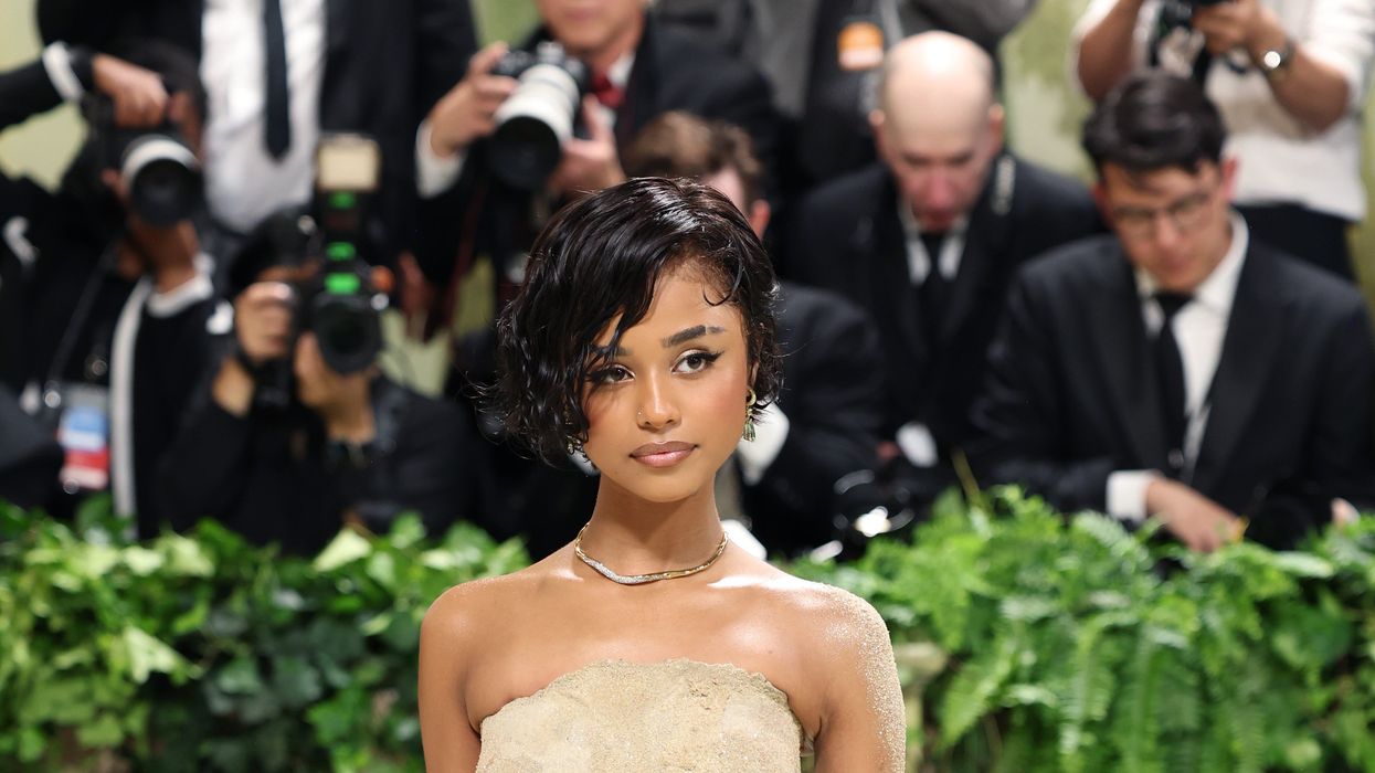 tyla gets lifted up met gala stairs after struggling to walk in dress