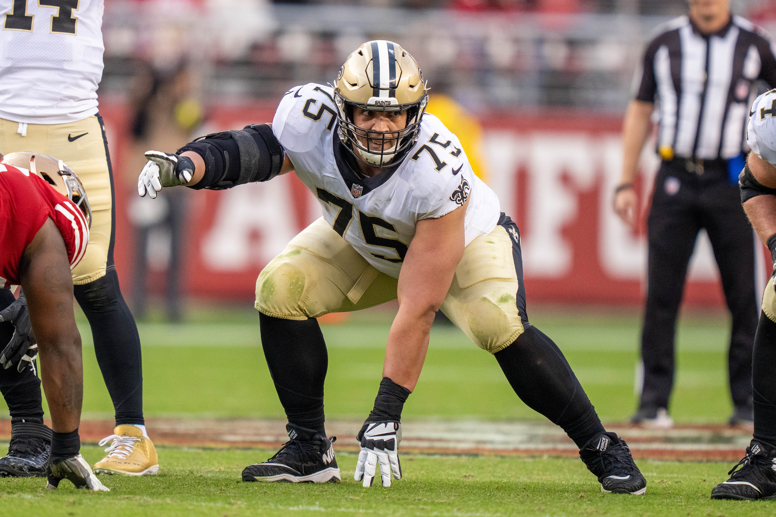 raiders sign three-time pro bowl offensive lineman