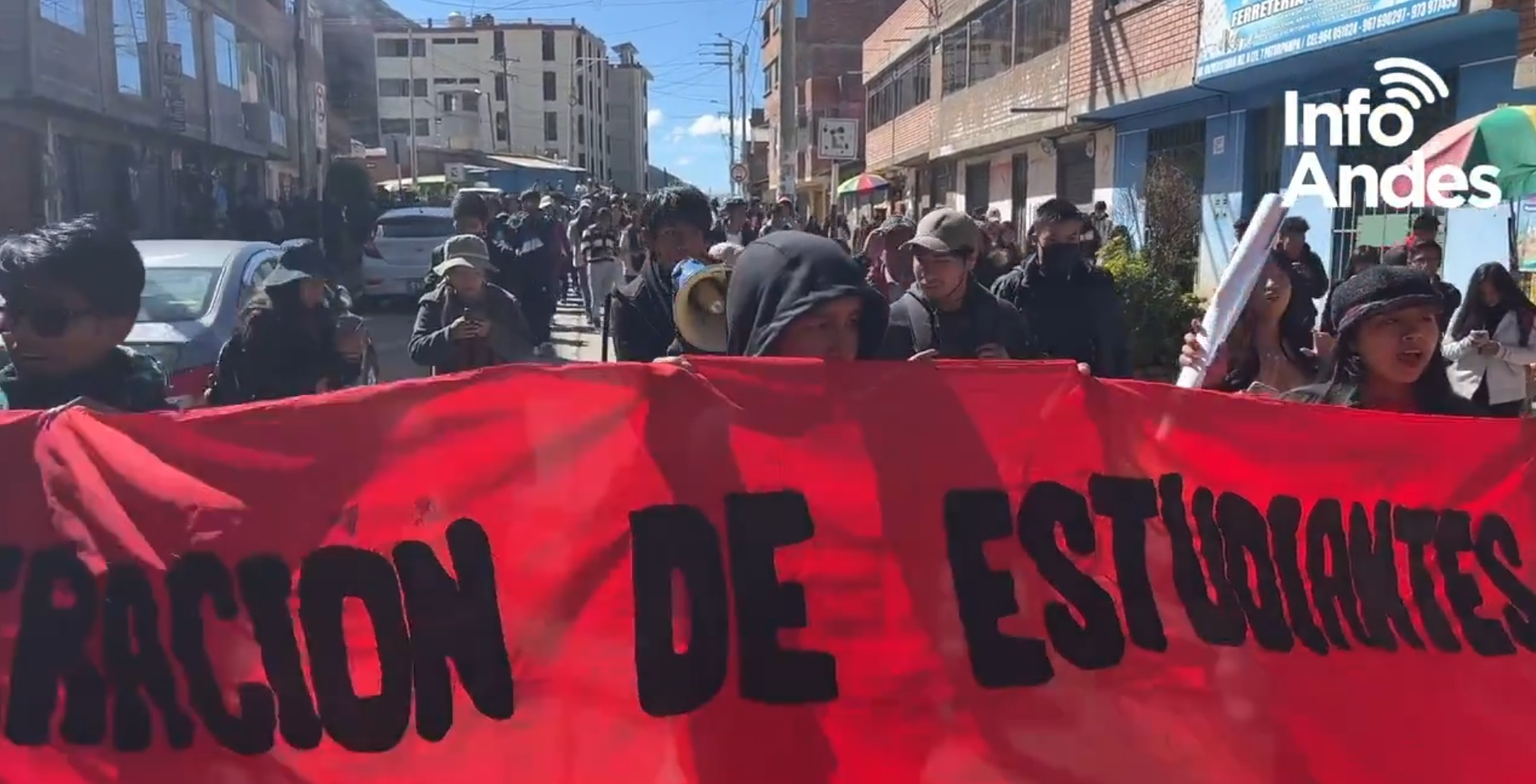 huancavelica: estudiantes se enfrentan con policías en rechazo a ministros y congresistas