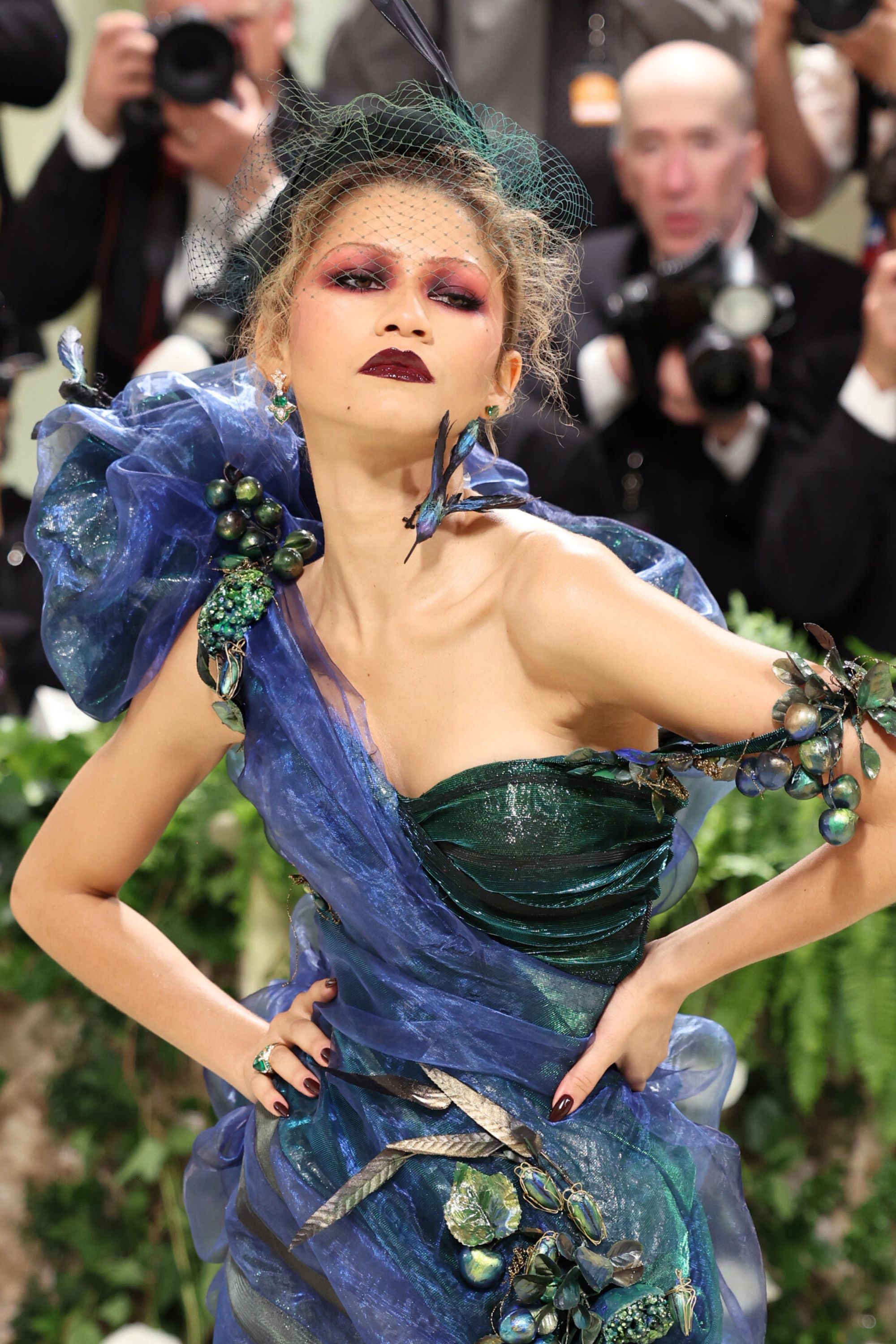 zendaya se transforma en un colibrí para la met gala 2024 con maquillaje glass skin