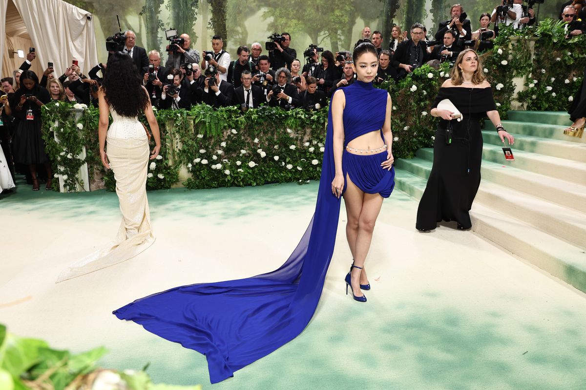 jennie kim’s torso reveal on the 2024 met gala red carpet is a master class in confidence