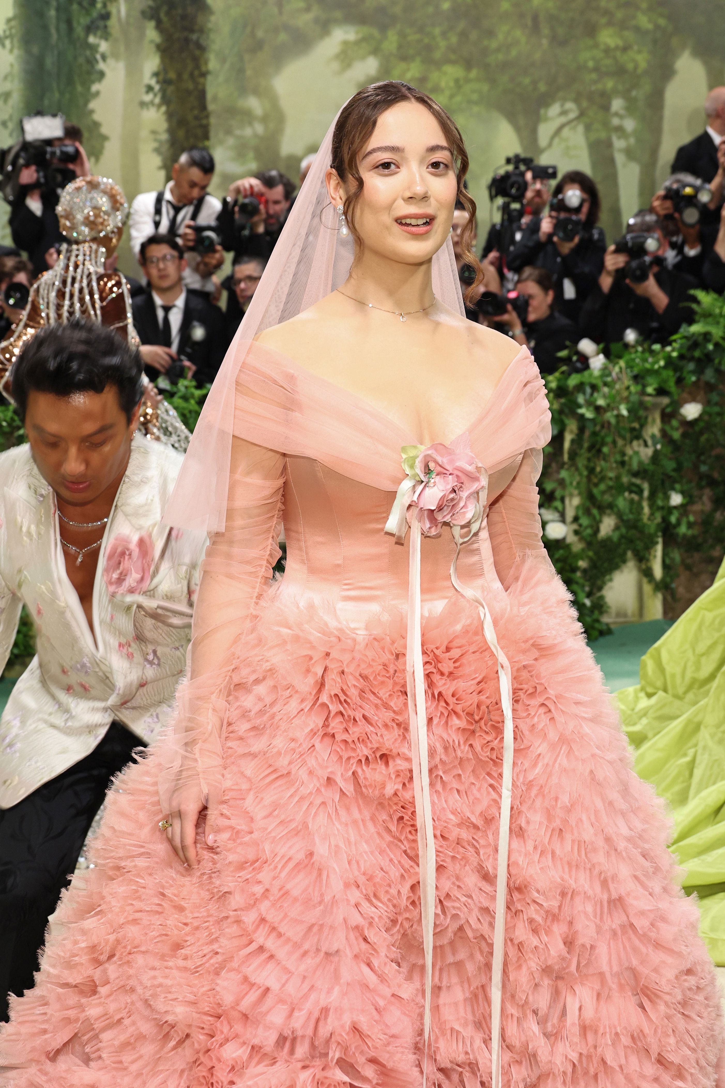 eiza gonzález fe la mexicana mejor vestida de la met gala 2024 con un etéreo vestido inspirado en la orquídea mexicana