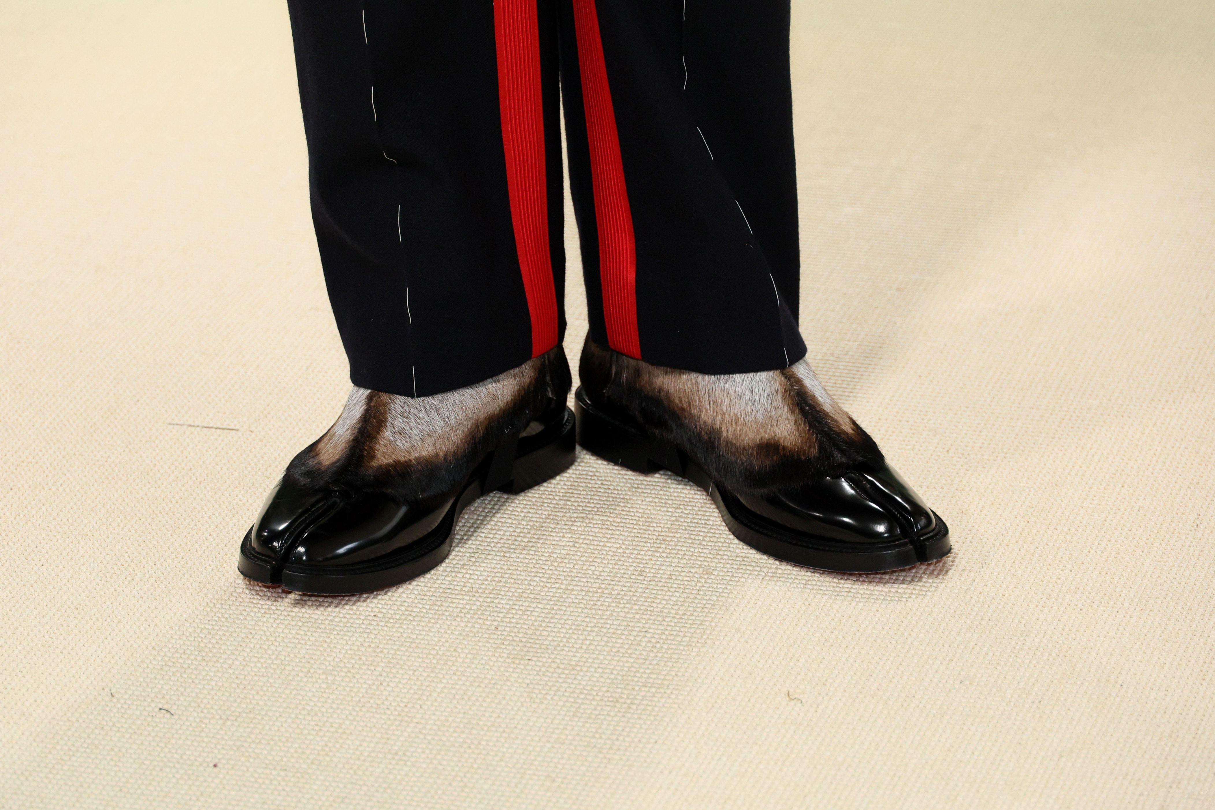 bad bunny y sus “pezuñas de vaca” en la met gala 2024: este es el millonario valor de los zapatos usados por el cantante en el evento