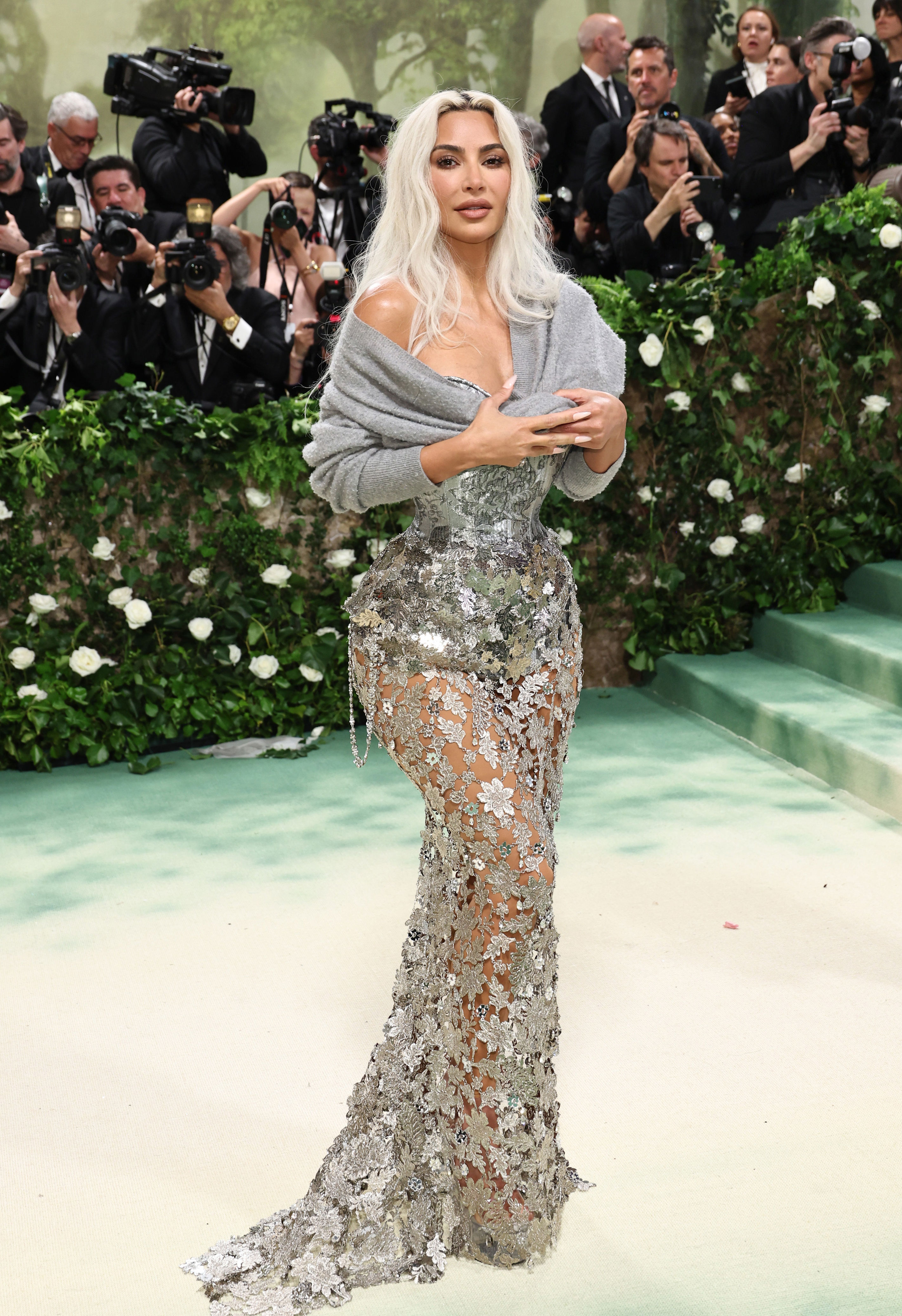 camila cabello deslumbra en la met gala 2024 con un vestido metalizado y una bolsa de hielo (sí, hielo)