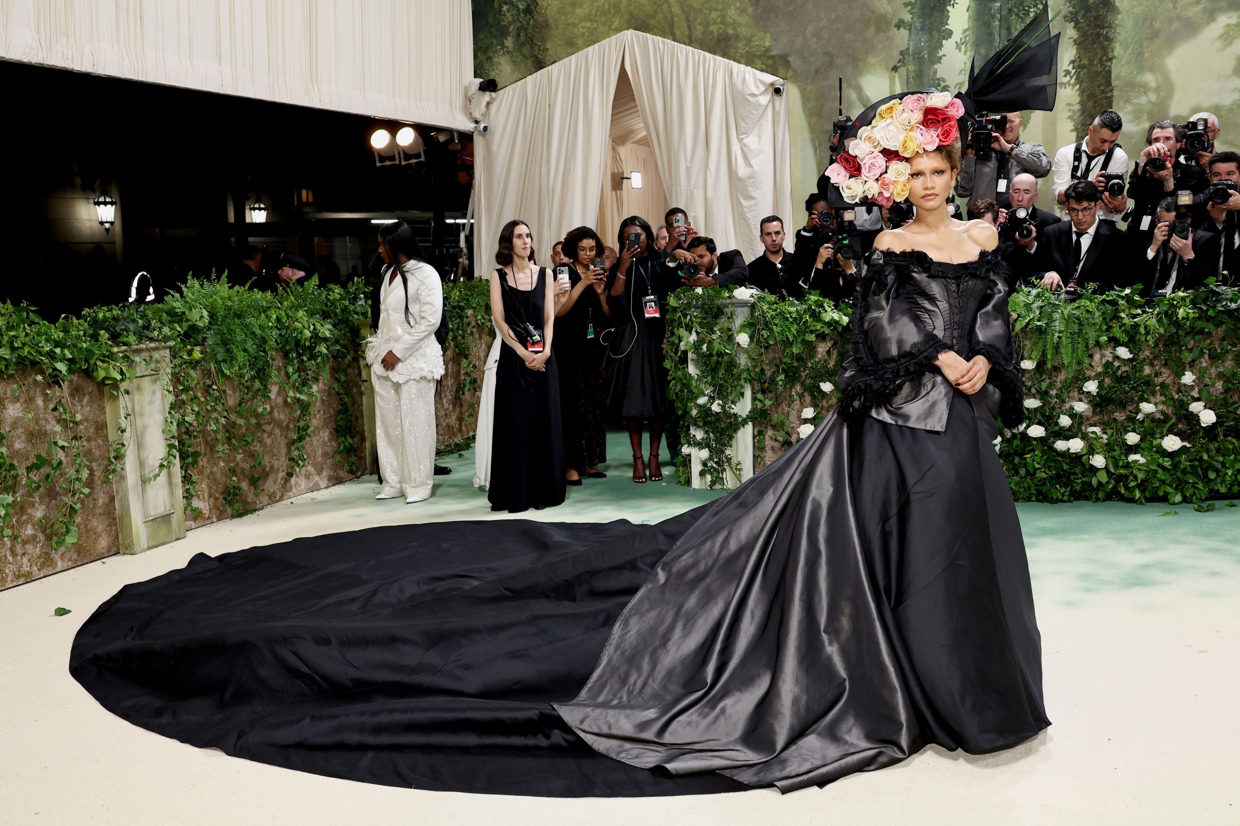 eiza gonzález fe la mexicana mejor vestida de la met gala 2024 con un etéreo vestido inspirado en la orquídea mexicana
