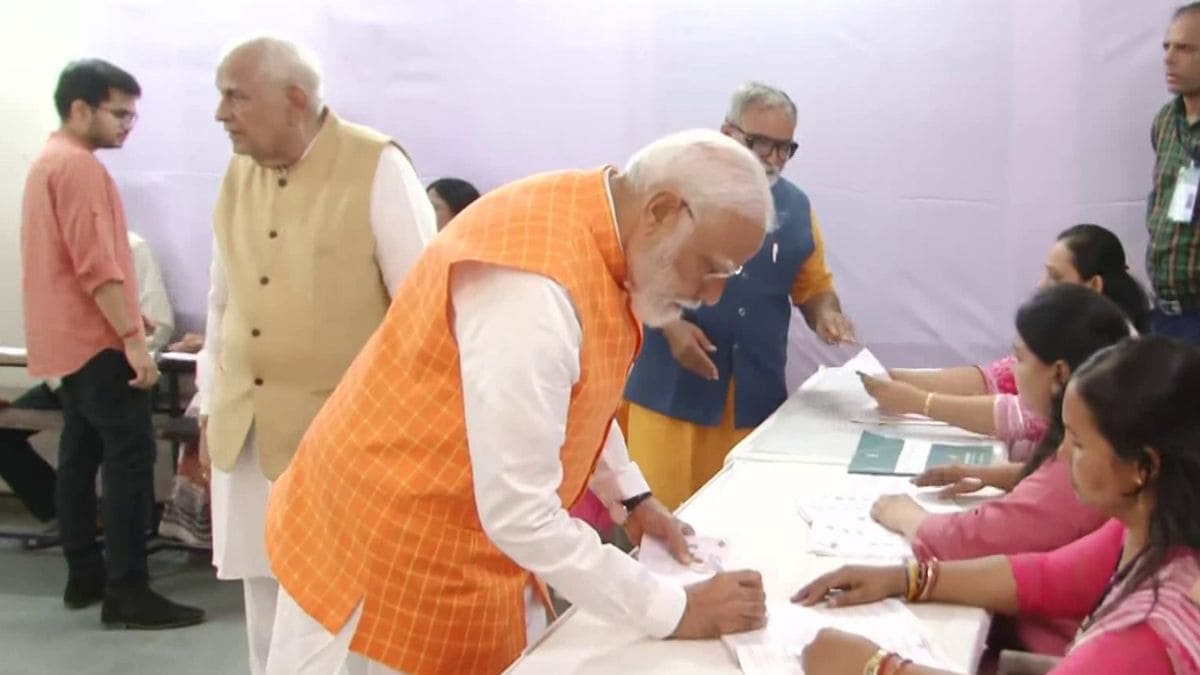 pm modi casts vote from gandhinagar lok sabha constituency