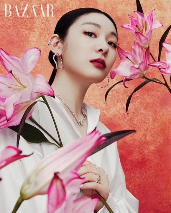キム・ヨナ、花のように美しいグラビアを公開…透明感あふれる美肌をアピール