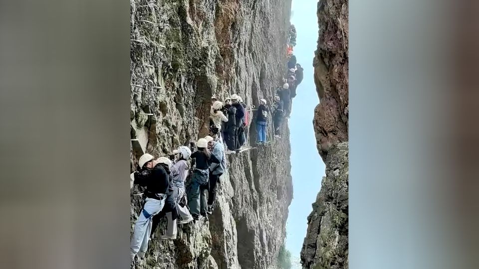 chinese climbers stuck on cliff for more than an hour due to overcrowding