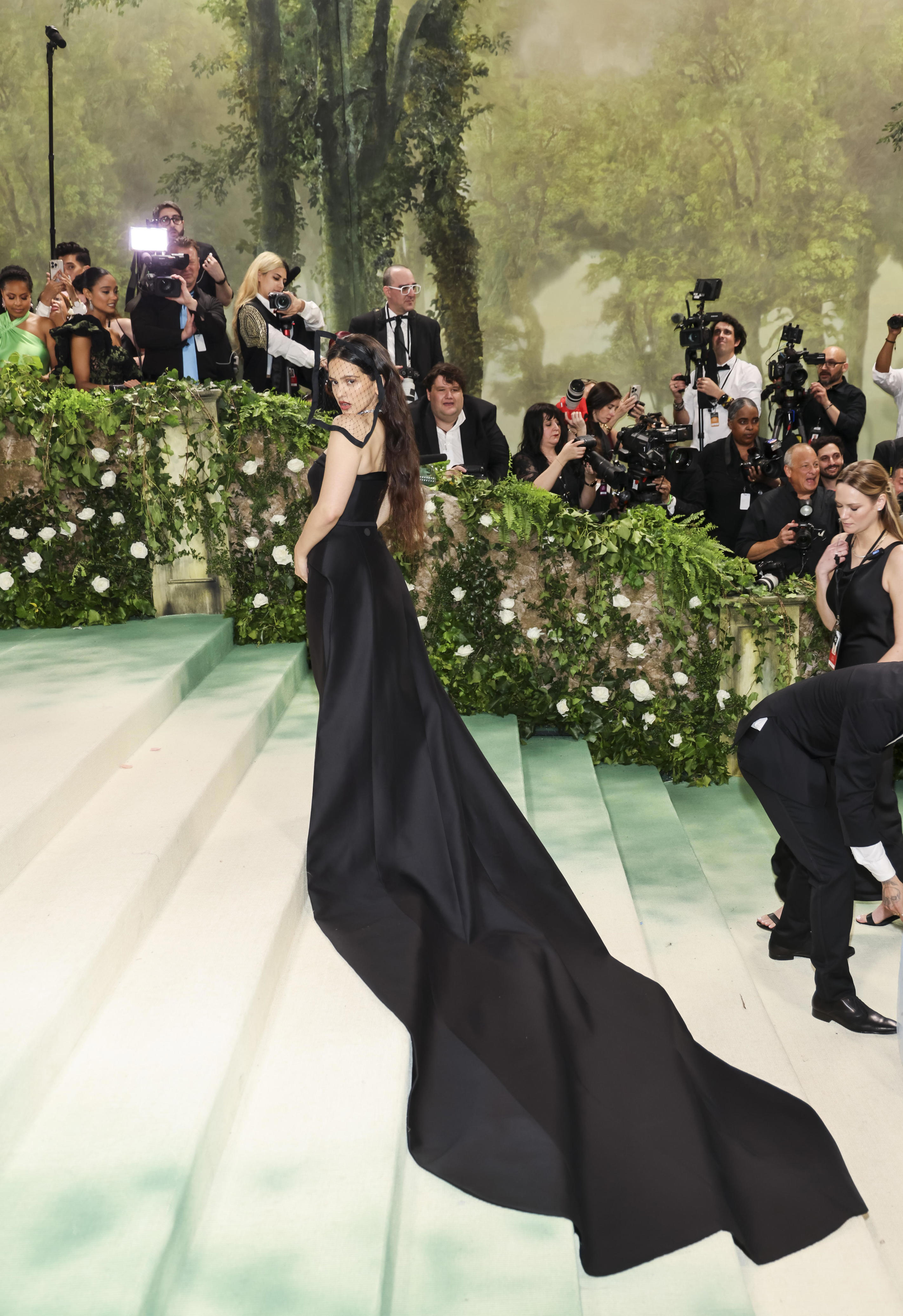rosalía deslumbra vestida como un tulipán negro en la gala met