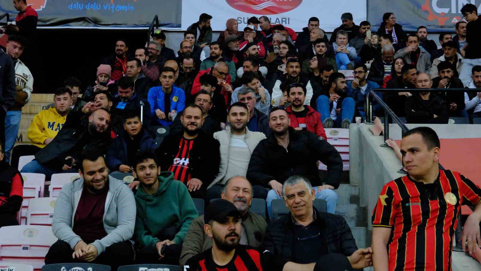eskişehirspor taraftarı anadolu üniversitesi spor kulübü’nü yalnız bırakmadı