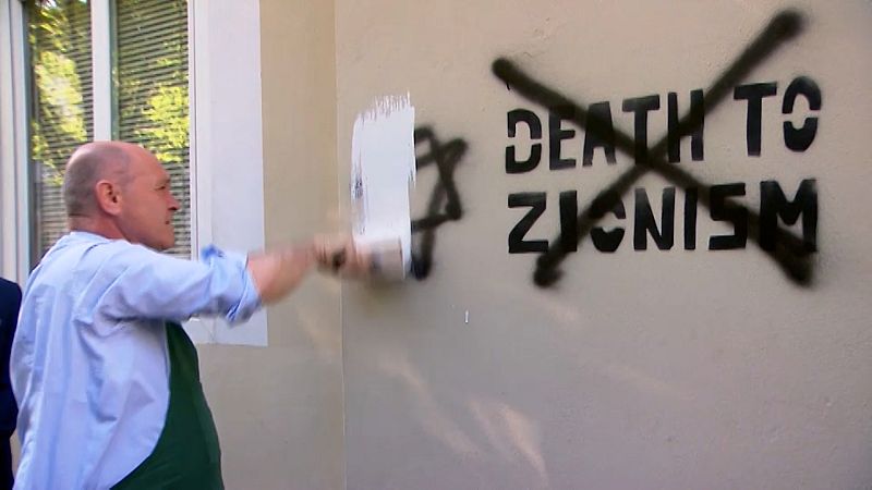le président du conseil national autrichien repeint des graffitis antisémites à vienne