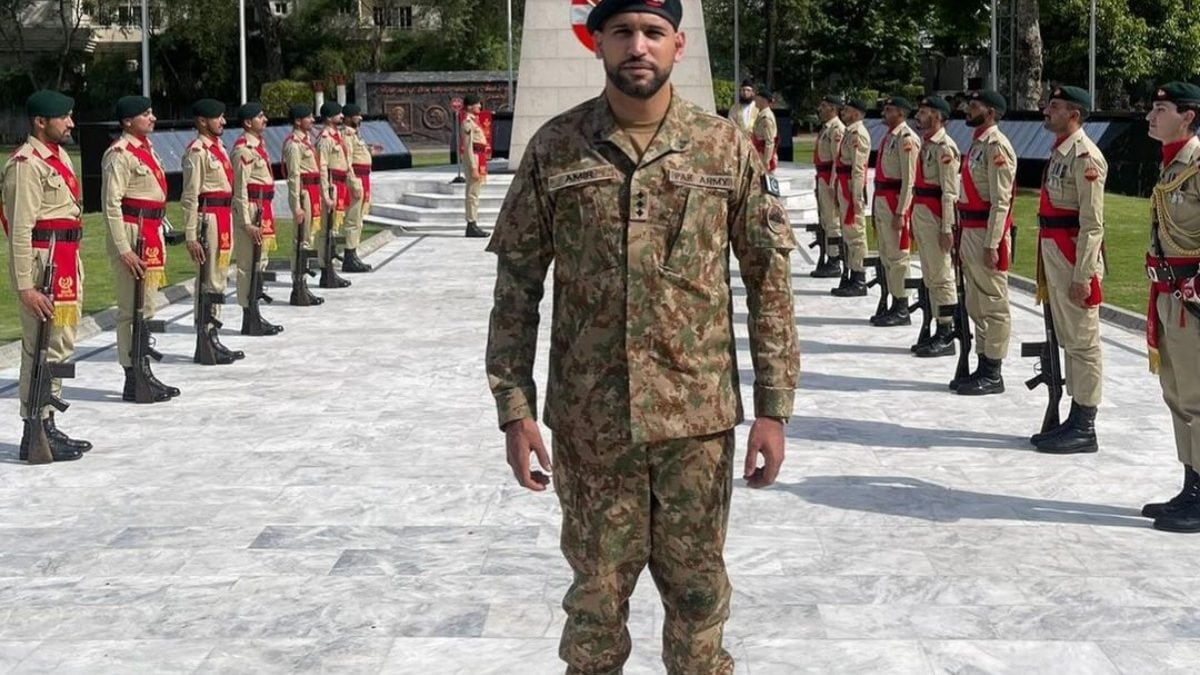 boxer amir khan conferred with honorary captain's rank by pakistan army