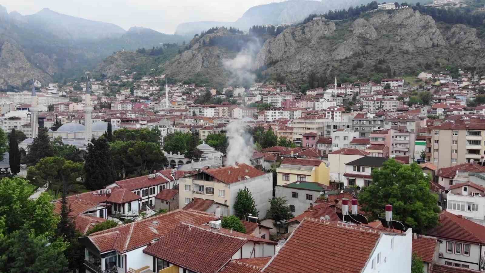 amasya’da 100 yıllık tarihi konak alevlere teslim oldu: yangın 4 binaya da sıçradı
