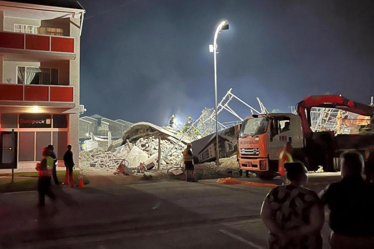Un immeuble de plusieurs étages en construction dans la ville côtière de George, en Afrique du Sud, s'est effondré le 6 mai 2024, piégeant des dizaines d'ouvriers dans les décombres.