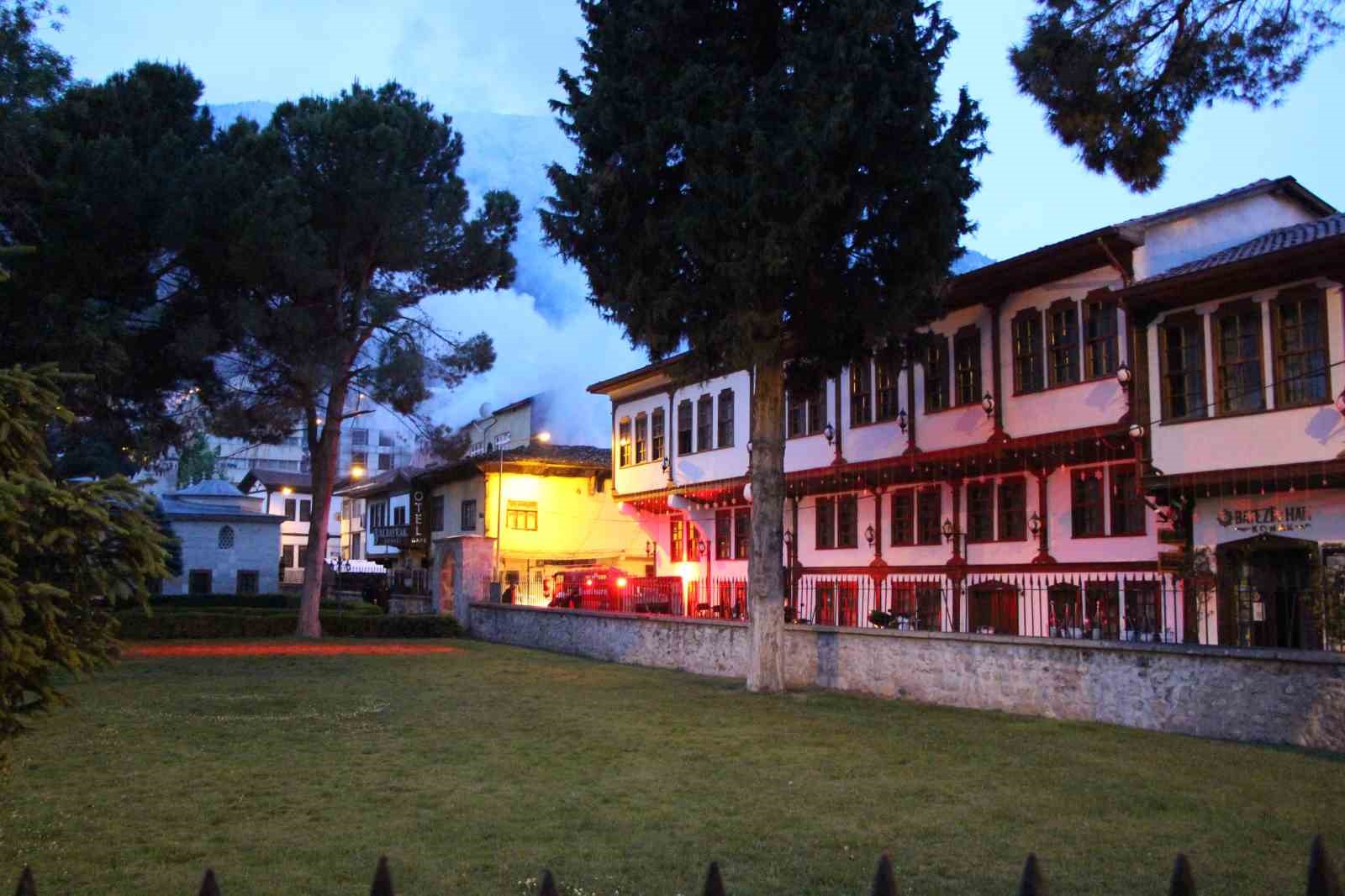 amasya’da 100 yıllık tarihi konak alevlere teslim oldu: yangın 4 binaya da sıçradı