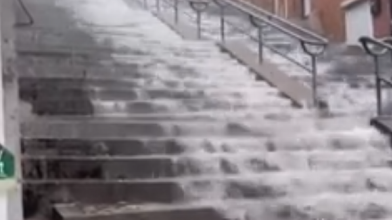 les images impressionnantes des intempéries à liège : un escalier emblématique complètement inondé (vidéo)