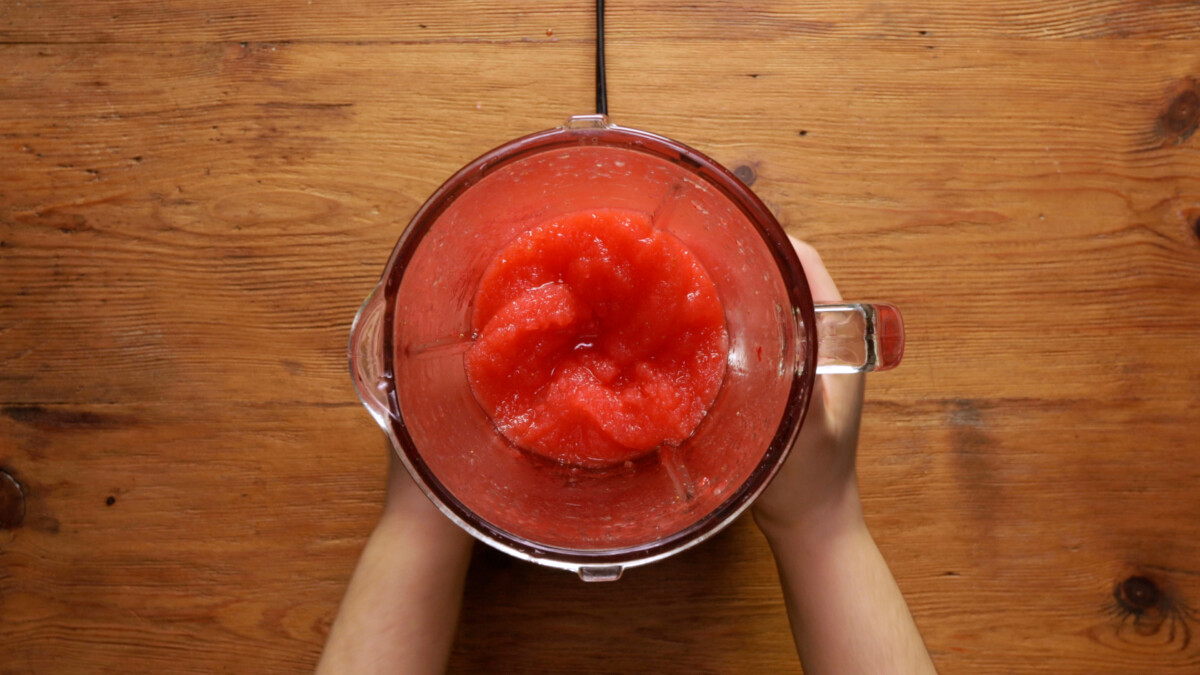 prepara un refrescante frappe de sangría con fresas