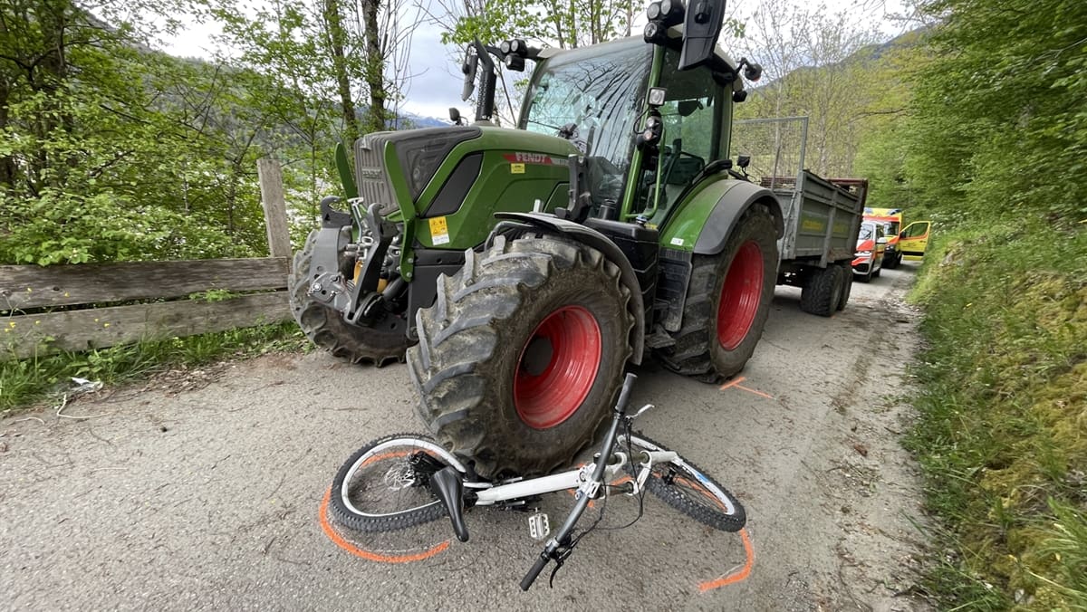 in ilanz gr: velofahrer wird bei crash mit traktor schwer verletzt