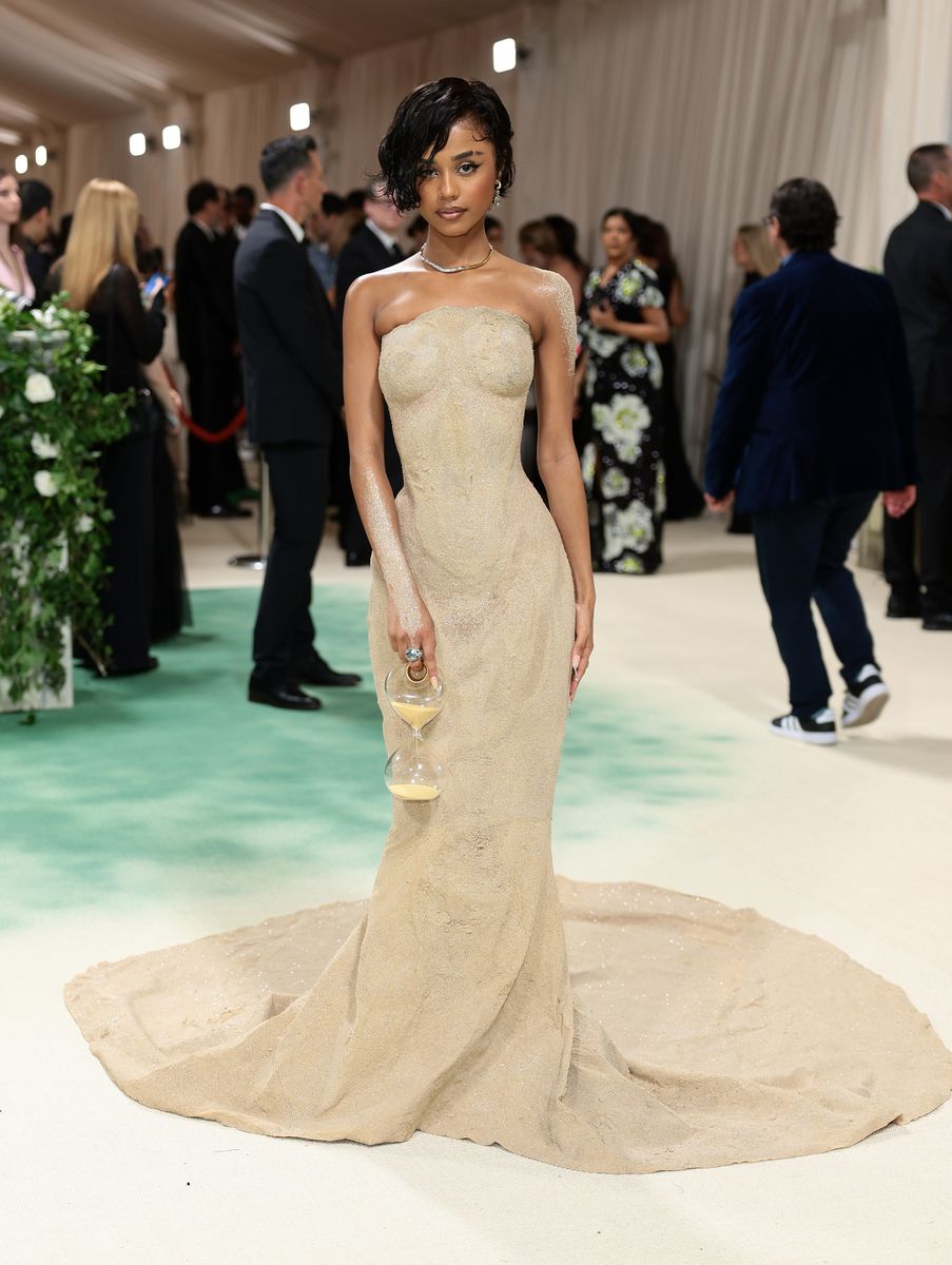 Tyla Has To Be Carried Up The Met Gala Steps In Her Balmain Dress