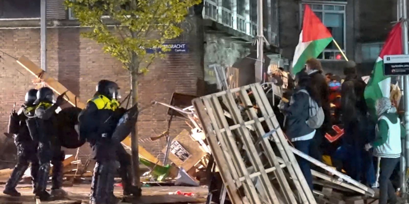 över 100 greps efter studentprotester i amsterdam