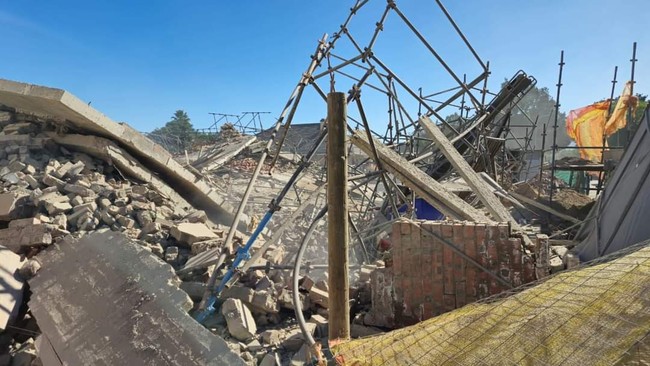 building collapse: rescue operation could take up to five days