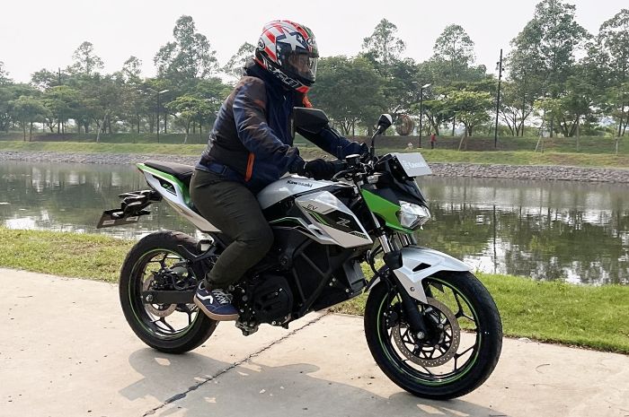 Test Ride Motor Listrik Kawasaki Z E-1 Beneran Gagah Buat Harian