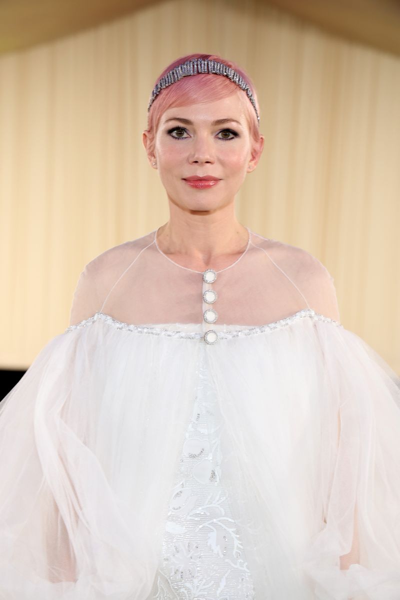 michelle williams traded her signature blonde for a blush pink pixie crop at the met gala