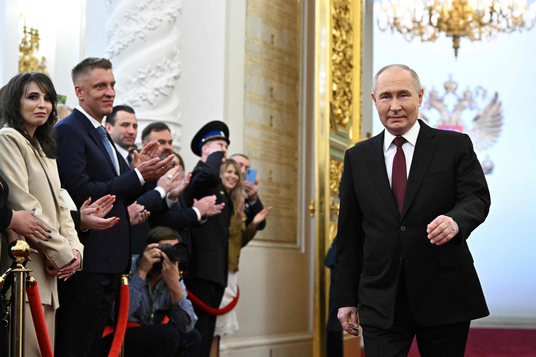 putin für weitere sechs jahre als russischer präsident vereidigt