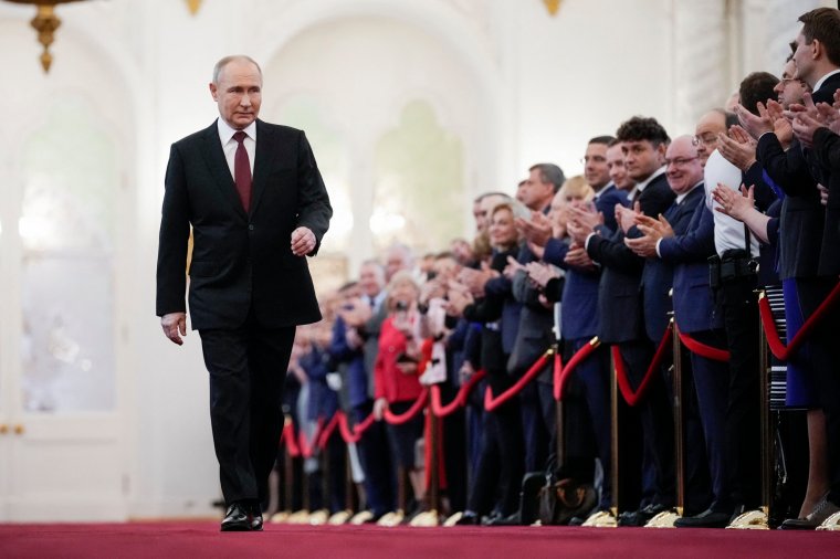 sombre mood at putin inauguration as theatrics fail to silence growing disquiet
