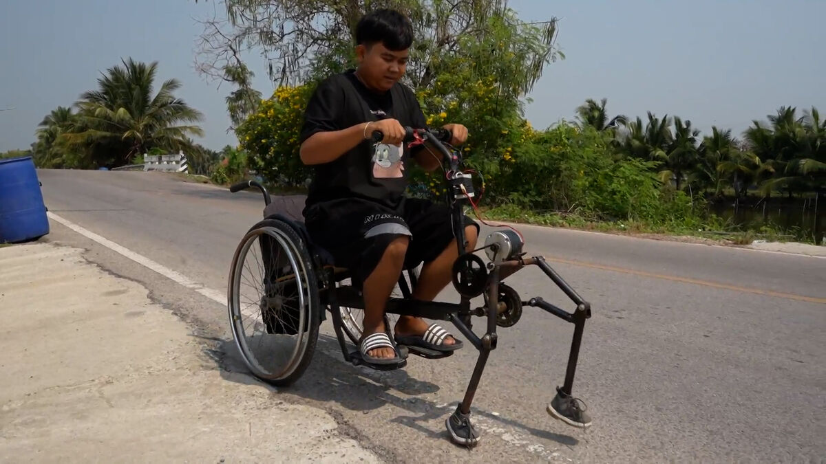 vidéo.thaïlande : il invente un fauteuil roulant avec des pieds pour mieux circuler sur les routes abîmées