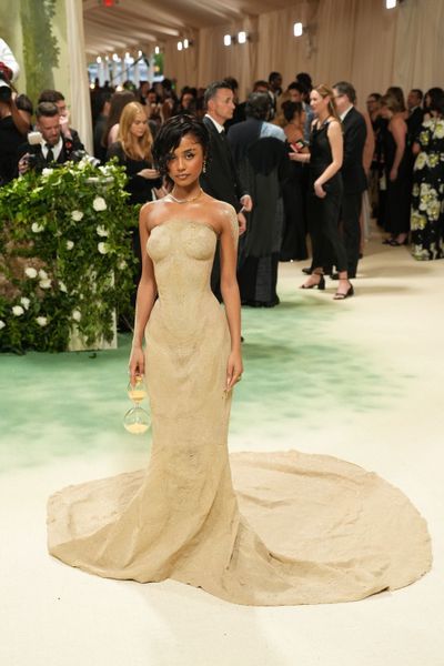 met gala 2024 : l’incroyable moment de la robe en sable de tyla sur le tapis rouge